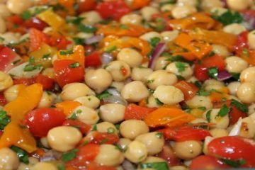 Salada de grão de bico com pimenta biquinho