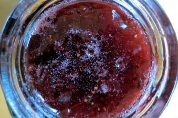 Geleia de pimenta com morango: agridoce pra queijos