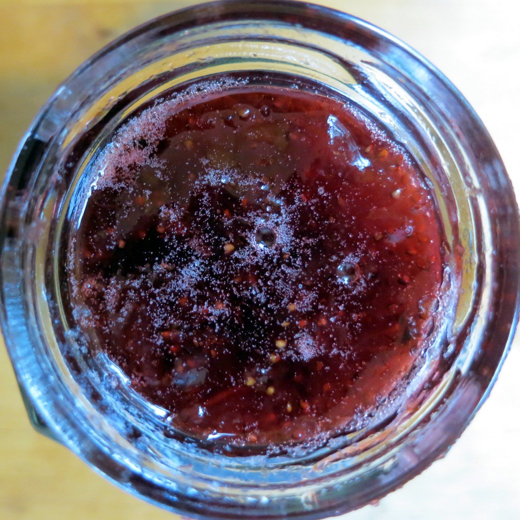 Geleia de pimenta com morango: agridoce pra queijos